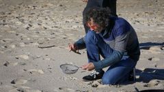 Barbanza se echa a las playas para limpiar el vertido de pellets de pl�stico