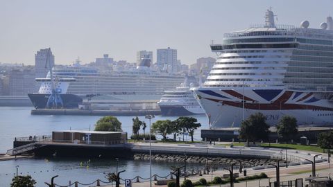 El Mein Schiff 3, el Hanseatic Spirit y el Iona, atracados en el puerto de A Coru�a