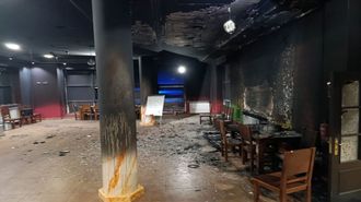 Aspecto de la planta baja tras el incendio provocado por el artefacto 