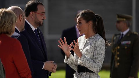 La reina Letizia conversa con el presidente del Principado, Adrin Barbn a su llegada a la apertura del curso de Formacin Profesional 2023/24, este mircoles en el Centro Integrado de Comunicacin, Imagen y Sonido de Langreo. 