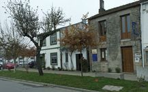 La oficina de Turismo, derecha, est� en Vigo de Sarria. 