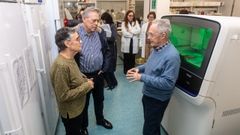 La consejera de Salud de Catalu�a, Olga Pan�, con su hom�logo gallego, Antonio G�mez Caama�o, reciben las explicaciones de �ngel Carracedo en su visita a la Fundaci�n P�blica Galega de Xen�mica