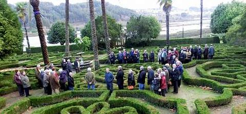 Alumnos de la Uned Senior, acompaados de profesores, visitaron ayer el Pazo de Marin