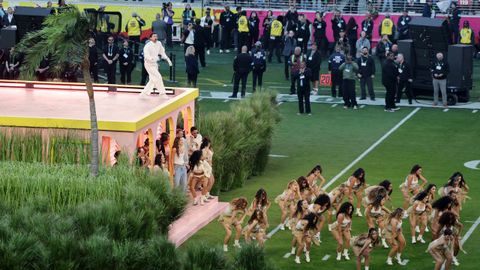 Bad Bunny transform� el escenario de la Super Bowl en una colorida oda a Latinoam�rica