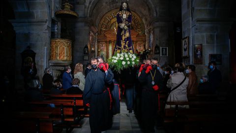 Los sonenses salieron a contemplar el paso de una procesin que parti de la iglesia parroquial para llegar a la capilla de A Atalaia.