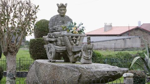 Escultura en Prearada (Sofn) dedicada al prroco Antonio Carracedo.