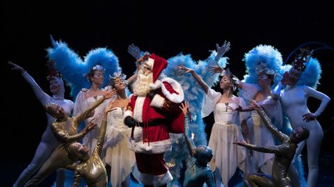 Pap� Noel durante la recepci�n a los ni�os en el auditorio