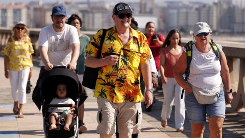 Personas esperando el eclipse desde el paseo mar�timo de A Coru�a