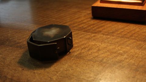 El min�sculo �Cor�n� se guarda en una caja met�lica