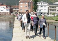 Un grupo de jubilados, acompa�ados por un gu�a de Muros, el lunes, visitando el Pozo do Cach�n. 