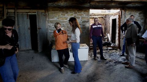 La conselleira Mara Allegue consuela a una vecina de Budin a la que le ardi parte de su casa