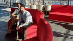 Rub�n y Diego N��ez, propietarios de Boket� Catering, en el desmontaje del evento previsto para Fin de A�o en Palexco