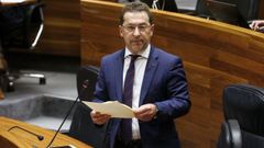 El consejero de Educaci�n, Genaro Alonso, desde su esca�o de la Junta General.