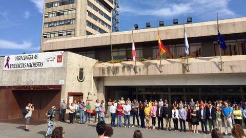 Minuto de silencio en el ayuntamiento de Vigo en condena por el triple crimen machista de Valga. 