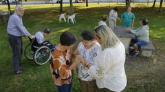 Seis usuarios del centro Ricardo Baró, en Oleiros. En primer plano, Carmen con sus dos hermanas. 