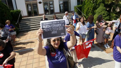 Las trabajadoras del servicio de ayuda a domicilio de Monforte se manifestaron este viernes frente al Ayuntamiento convocadas por la CIG 