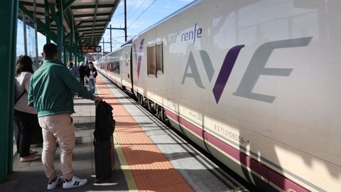 Imagen de un tren AVE en la estación de Vilagarcía.