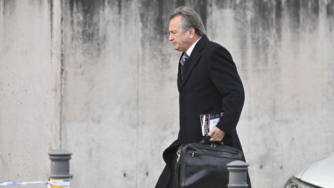 Josep Pujol Ferrusola (62 a�os). Tercer hijo del matrimonio. Exdirectivo de Indra. La Abogac�a del Estado pide para �l cuatro a�os y medio de prisi�n por delitos de falsificaci�n y contra la Hacienda P�blica, mientras que la Fiscal�a pide 14. En el 2014, se traslad� a Miami con su familia.