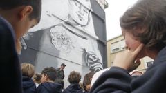 Eduardo Hermida realiz� una visita guiada al alumnado del San Rosendo por las nuevas Meninas del barrio.