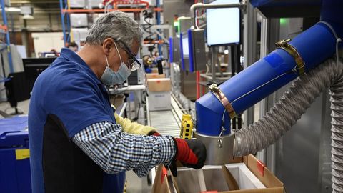 Un empleado, en la f�brica belga de Pfizer