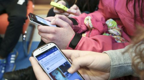 Un sencillo dec�logo ense�a a los ni�os a usar el m�vil con seguridad