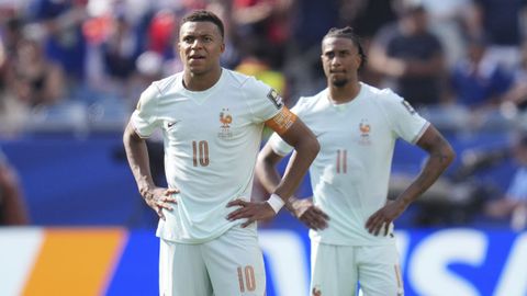 Kylian Mbapp� (izquierda) y Michal Olise, durante los cuartos entre Francia y Marruecos.