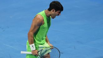 Carlos Alcaraz celebra con rabia un punto durante el partido.