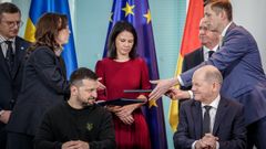 El presidente de Ucrania, Volodimir Zelenski, junto al canciller alemn, Olaf Scholz, en Berln.