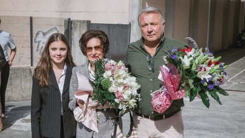 Maruchi, el día del homenaje, junto a una de sus últimas alumnas, Silvia Freire Arias, y el alcalde, Pablo Taboada