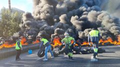 Los trabajadores de Ence cortaron la autov�a de Mar�n