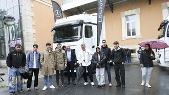 José Antonio Rosende, responsable de Louzao, y José Ramón Méndez, de la EUDI, con alumnos de la escuela, delante de los vehículos