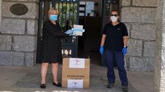 Raquel Bautista, en una entrega de mascarillas impulsada por el Concello de Pet�n