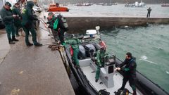 Los GEAS acudieron el mi�rcoles a O Grove para inspeccionar la zona del hundimiento.