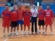 <span lang= es-es >�Esp�as� en el Vista Alegre</span>. El seleccionador franc�s sub-21 (tercero por la izquierda) y un representante de la federaci�n gala de f�tbol sala (tercero por la derecha), conocieron de primera mano el funcionamiento, tanto deportivo como administrativo, de la entidad mari�ano.