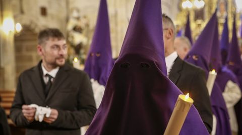 Viacrucis en el interior de la iglesia de Rianxo