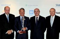 Garralda, presidente de Mutua Madrile�a, en el centro junto al ministro de Econom�a.