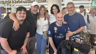 Reencuentros en la puerta de embarque del aeropuerto de Newark. En la imagen, gallegos de O Porto do Son y Lal�n esperando el 17 de julio a subirse al avi�n con destino Santiago