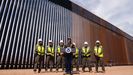 Kristi Noem, ante la valla fronteriza con M�xico.