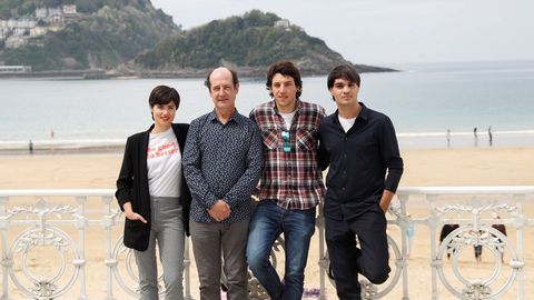 Los actores Loreto Mauleon, Mikel Laskurain, Jon Olivares y Eneko Sagardoi.