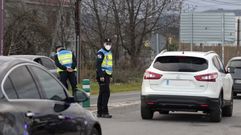 Fotograf�a de archivo de unos agentes de la Polic�a Local de Monforte en un control de tr�fico