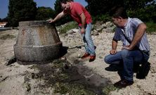 Campa�a y Maneiro muestran los restos de un vertido. 