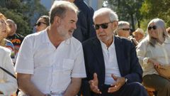 Quintana y Touri�o conversan durante el acto en la isla de San Sim�n.