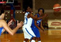 El Ros Casares, en la imagen ante el Cortegada, es uno de los clubes que han desaparecido.