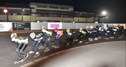 Entrenamiento de miembros del Sada Pat�n este viernes en la pol�mica pista. Los deportistas se ven obligados a frenar en la curva pr�xima al pabell�n