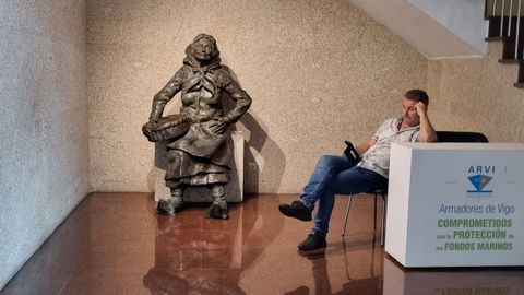 La trabajadora del mar situada en la sede de la Cooperativa de Armadores, en O Berbés