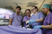 Los doctores Aguirrezabalaga y Noguera con dos de las participantes en el curso de laparoscopia. 