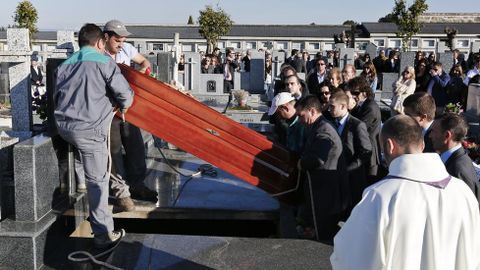 El expresidente recibi� sepultura en el nicho familiar del cementerio San Froil�n