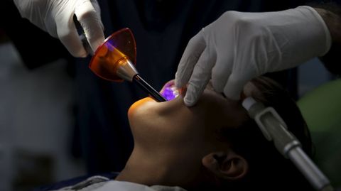 El dentista Christos Naoumis trata a un joven en una policl�nica ateniense.