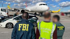 Agentes del FBI y de la Guardia Civil, durante la detenci�n del testaferro en Barajas.