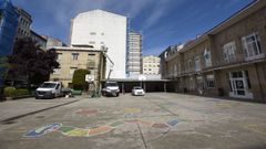 La antigua casa de maestros, a la izquierda, est� pegada al colegio �lvarez Limeses de Pontevedra